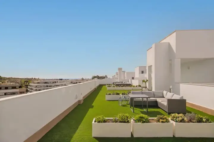 Daktuin overzicht met zeezicht, Residencia Jardin del Rio