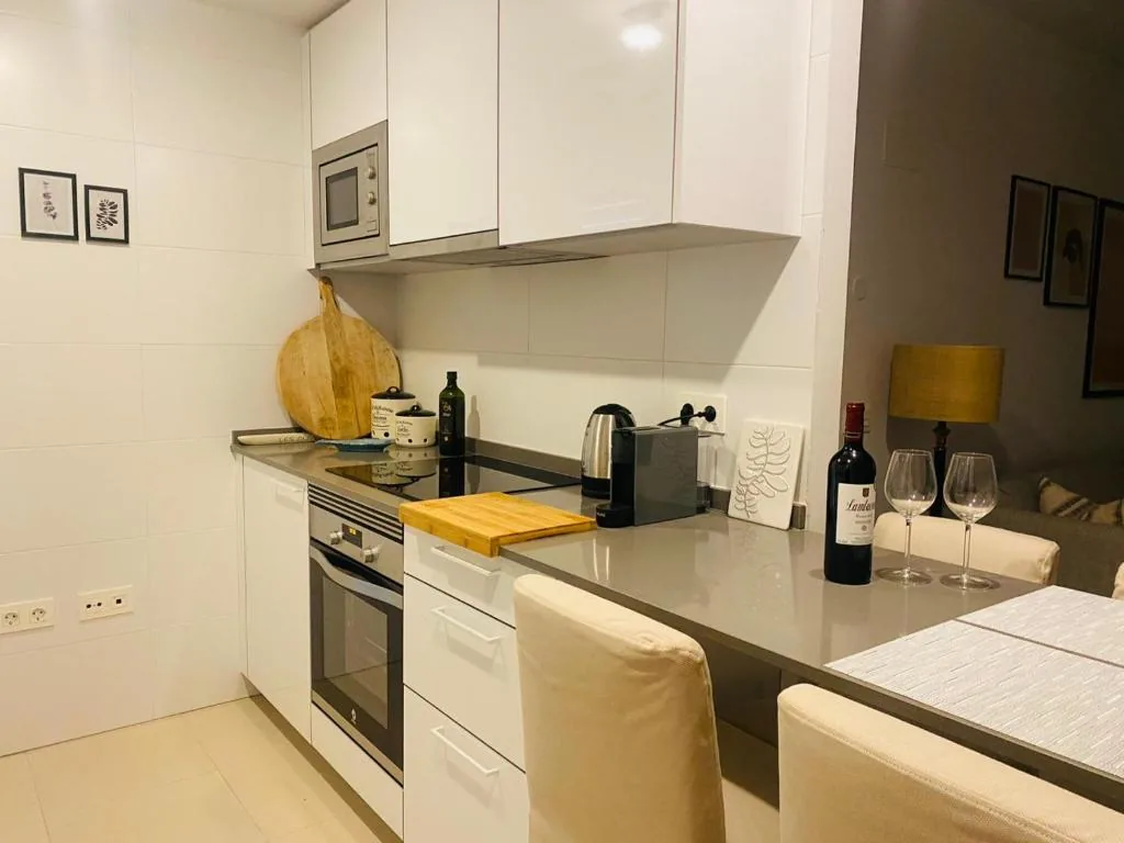 Keuken met kookeiland en wijnglazen, Residencia Jardin del Rio