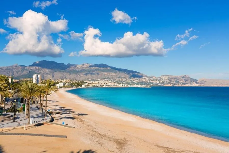 Strand Costa del Sol met turquoise water en bergen