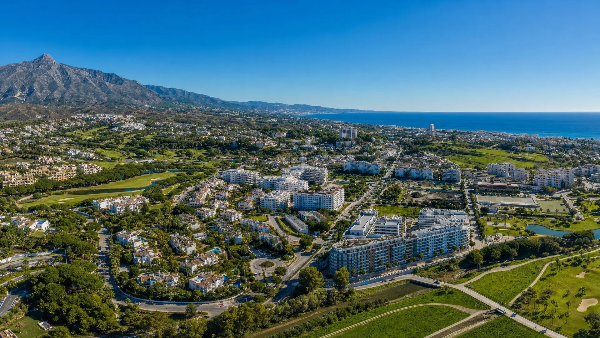 Luchtfoto Nueva Andalucía omringd door golfbanen en villa's